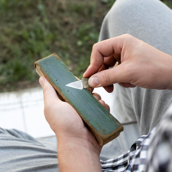 Fonctionnement d’une pierre à aiguiser abrasive pour affûtage manuel de précision