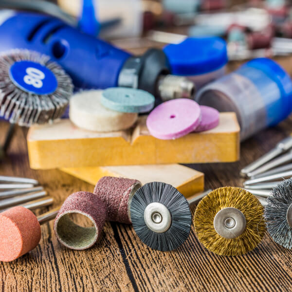 Nettoyage industriel avec brosses et disques abrasifs professionnels