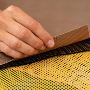 Une personne découpe un morceau de papier avec un couteau.